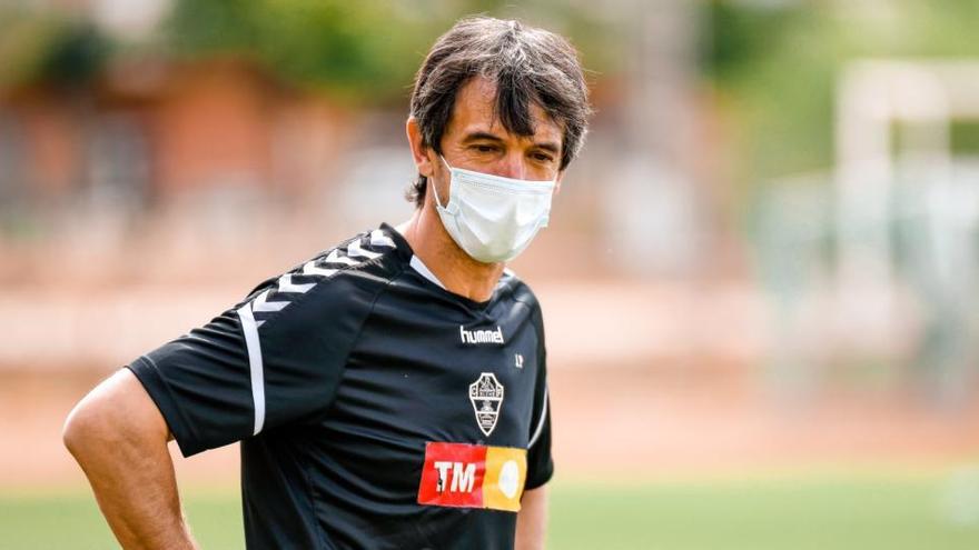 El entrenador José Rojo, Pacheta, durante un entrenamiento reciente del Elche