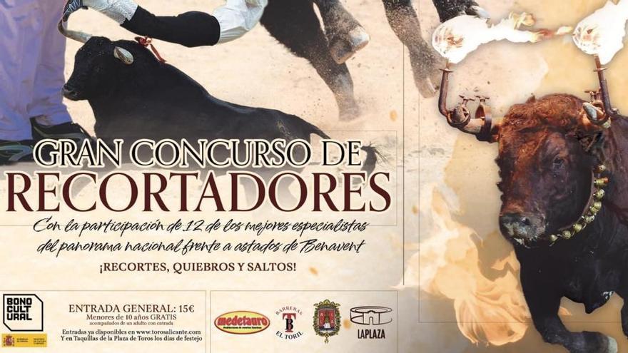Toro embolado para abrir la Feria de Hogueras en Alicante