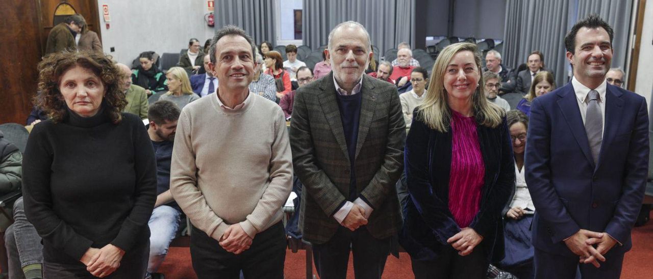 Susana González (Vipasa), Ovidio Zapico (consejero de Ordenación del Territorio), José Luis Ferreira (vicepresidente de la Cámara de Oviedo), Patricia Val (directora de Alokabide) y Arkaitz Arbaizagoitia (técnico de Alokabide). | IRMA COLLÍN