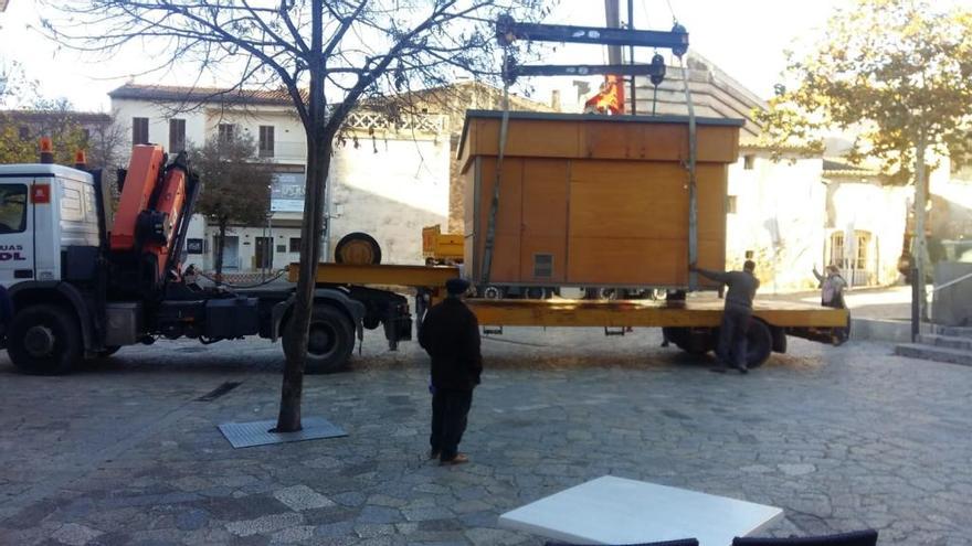 Un camión retira el chiringuito de Gelats Valls de la Plaça Major, este miércoles por la mañana en Pollença.