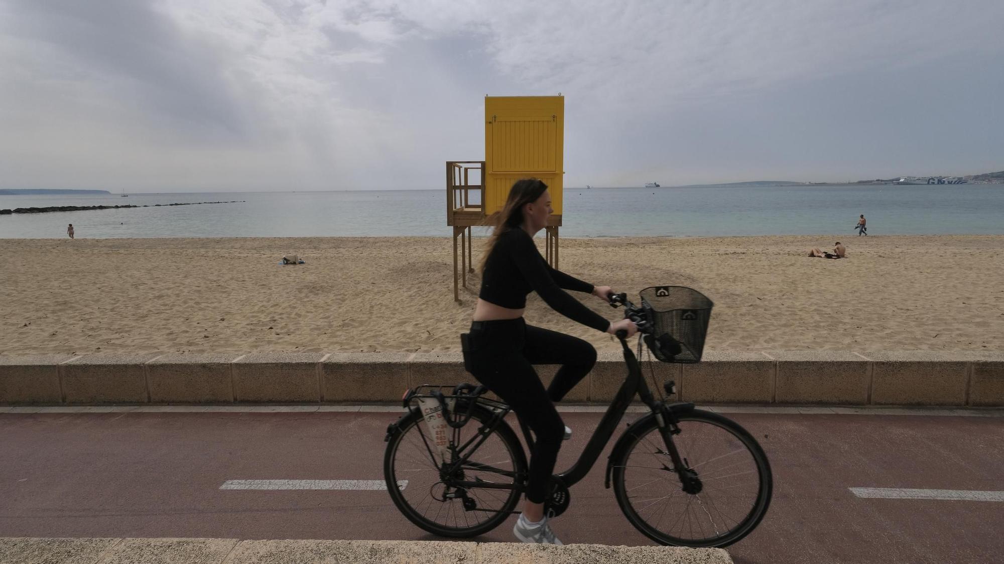 Así son las nuevas torres amarillas de socorristas que estrenan las playas de Palma