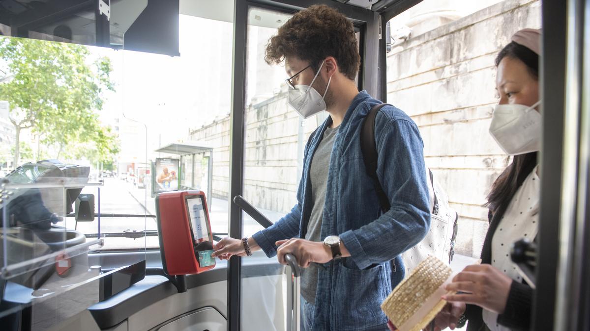 Barcelona permet pagar el bitllet senzill de bus amb targeta de crèdit