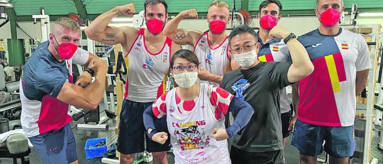 Por la izquierda, Carlos Arévalo, Saúl Craviotto, Marcus Cooper, Rodrigo Germade y Miguel García, con los dueños del gimnasio donde se entrenaron en Kyotango (Japón). | LNE