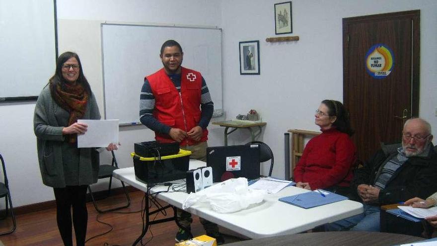 Responsables de Cruz Roja explican a los participantes el contenido del curso.