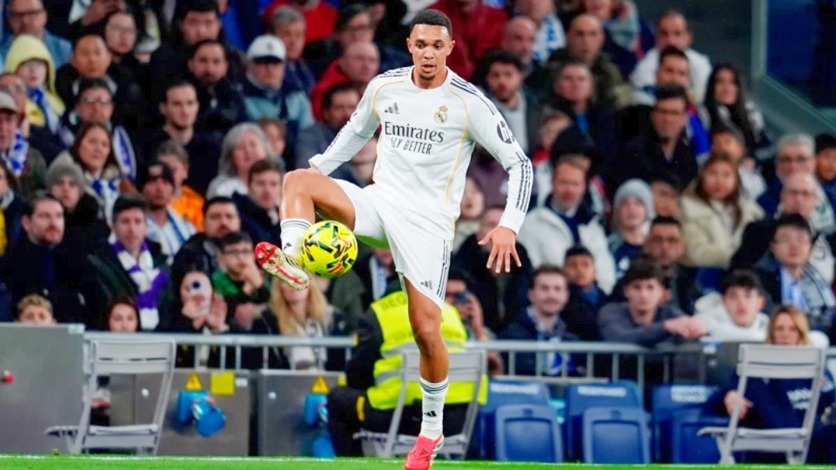 Trent controla un balón en el partido contra la Real Sociedad