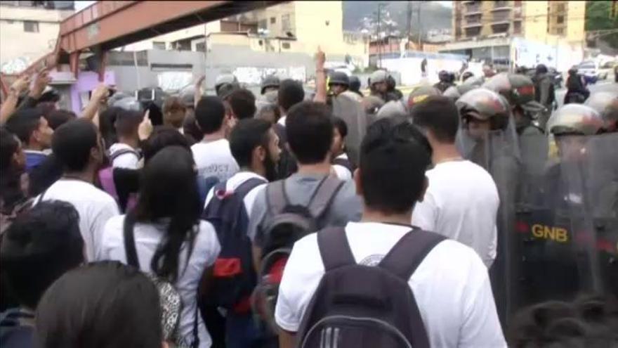 Un grupo de estudiantes venezolanos se enfrenta la Guardia Nacional