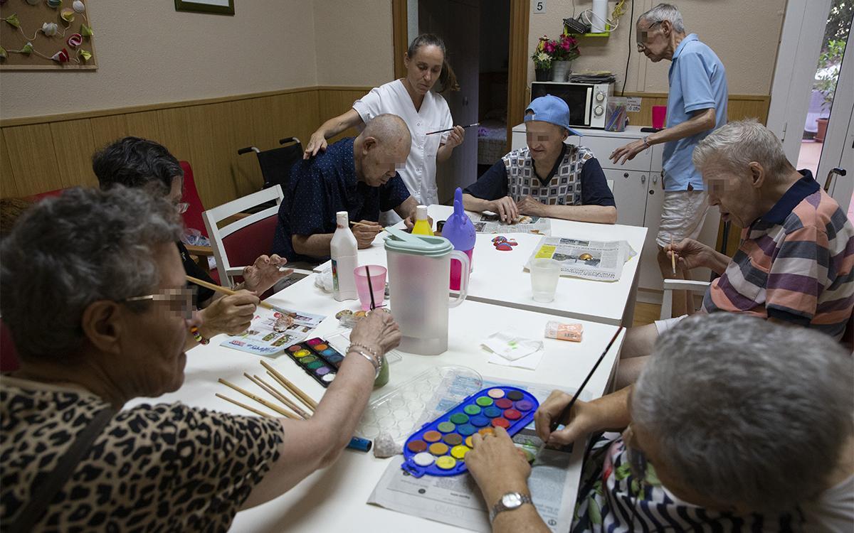Algunos residentes del geriátrico Verdi Residencial participan de distintas actividades organizadas por los empleados del centro.