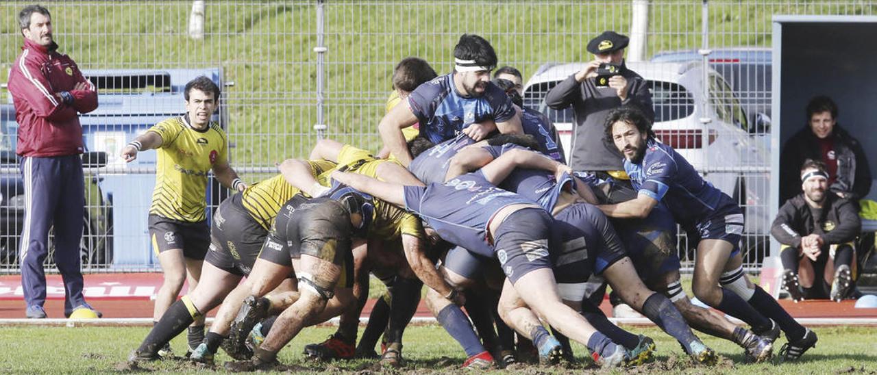 El Kaleido empuja al Getxo en el partido del domingo. // Alba Villar