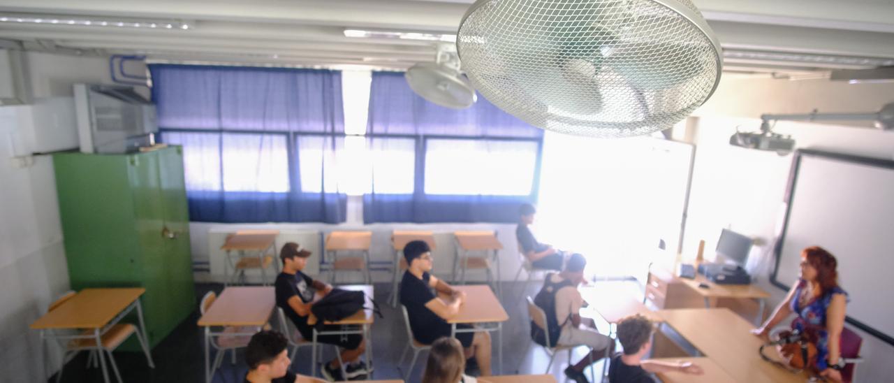 Ventiladores que compran los padres y juegos de agua en los colegios contra  el asfixiante calor - Información