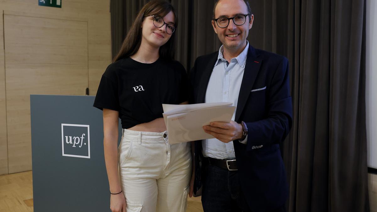 La jove Jordina Cascante, premiada amb el treball Amnèsia, al costat del degà de la Facultat de Comunicació, Carles Pont