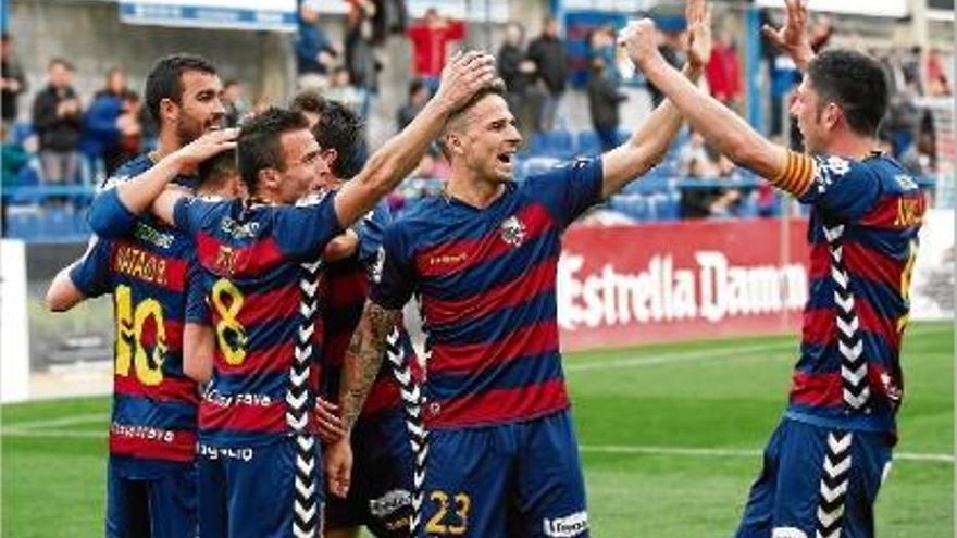 Juanjo, Ríos, Pitu i Fofo encerclen Natalio després d&#039;un dels tres gols del valencià contra l&#039;Alcorcón.