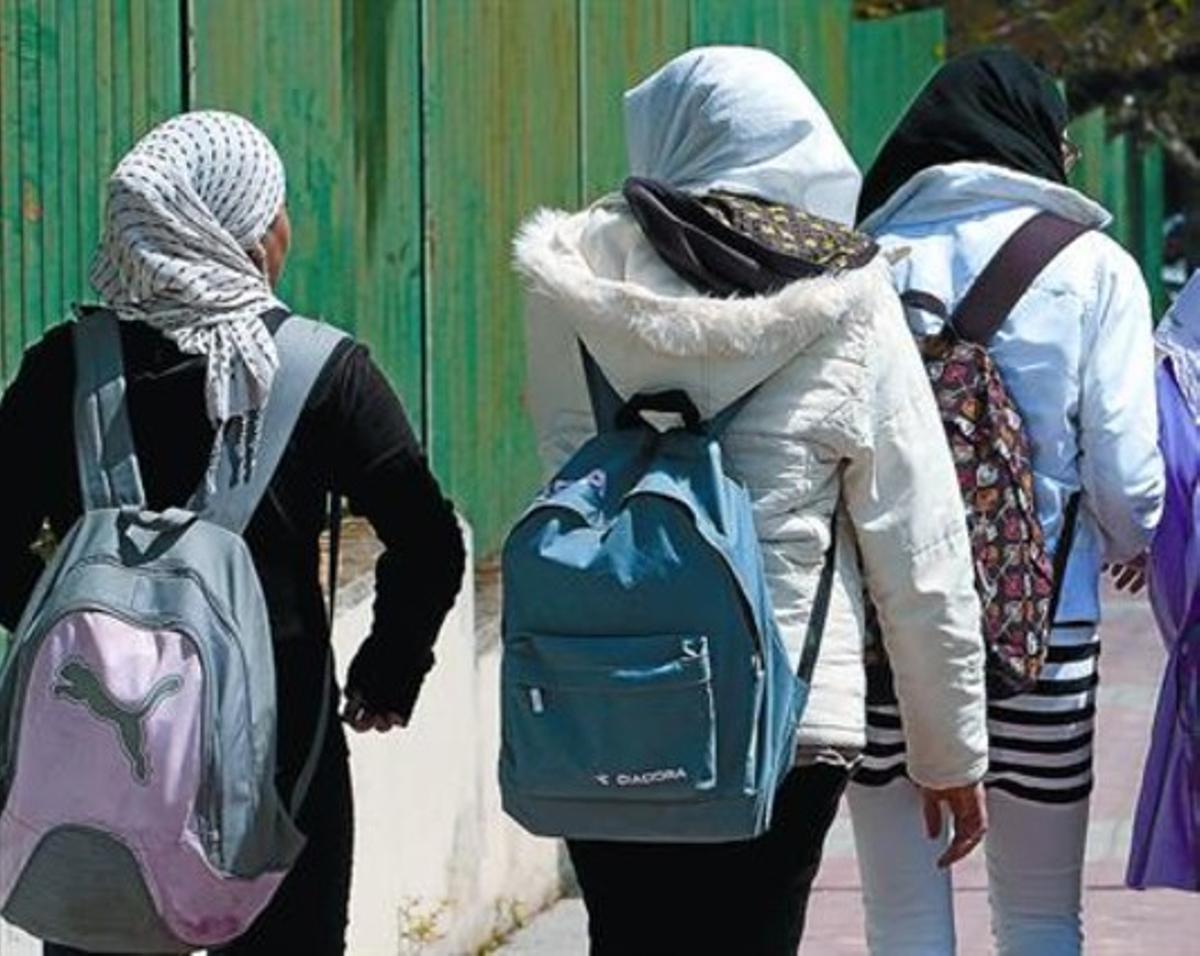 Un grup d’adolescents de Pozuelo (Madrid) porten hijab en solidaritat amb la seva companya Najwa, a l’abril.