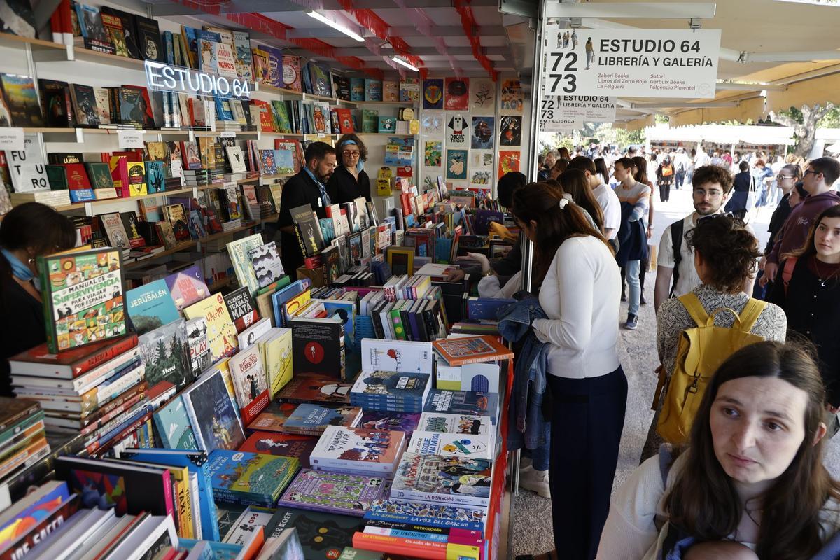 Ambiente en la 60 edición de la Fira del Llibre de València el día de su inauguración.