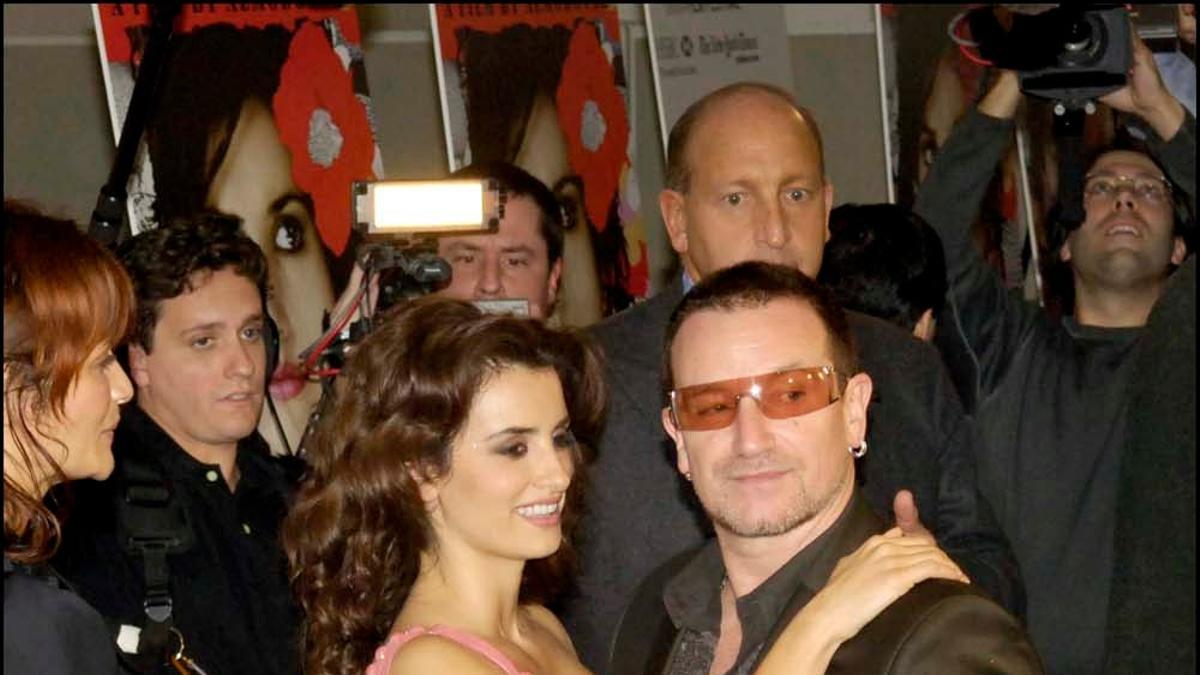 Penélope Cruz y Bono de U2 en 2003