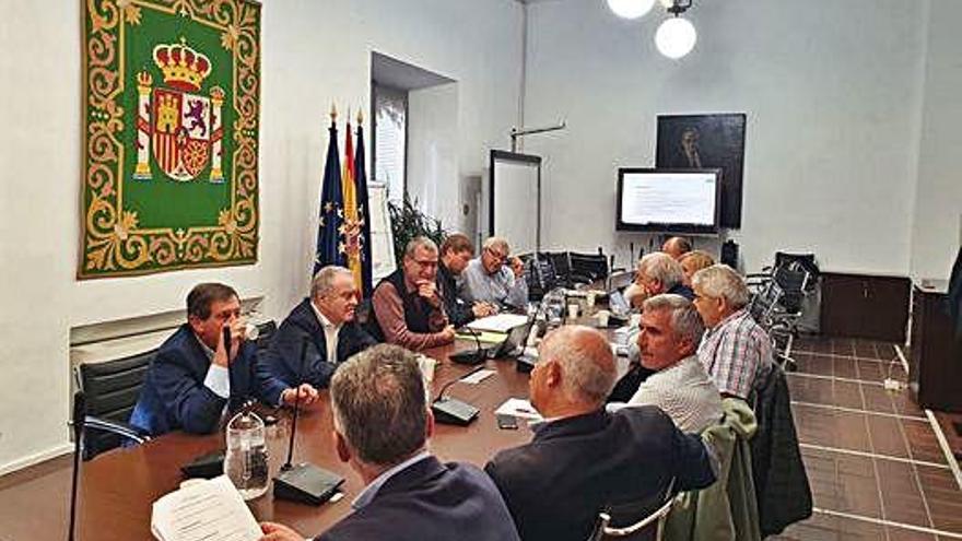 Reunión de representantes de la esMontañas, con la participación del alcalde de Puebla de Sanabria