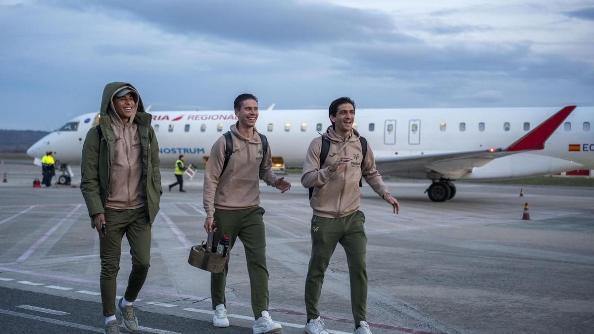 Mouriño (i), Foyth (c) y Gerard Moreno (d), jugadores del Villarreal, a la llegada del equipo a Vitoria.