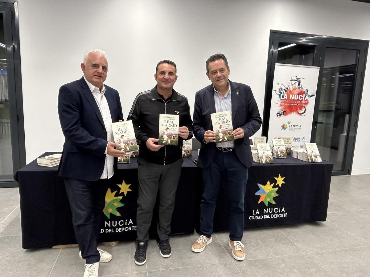 Los periodistas deportivos, Pedro Pablo San Martín y Tomás Roncero junto a Bernabé Cano, alcalde de La Nucía.