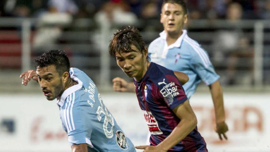 Cabral lucha por un balón con Inui.