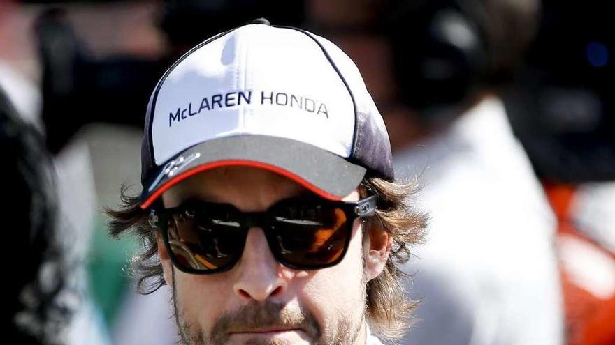 Fernando Alonso camina por el circuito Albert Park antes del Gran Premio de Australia.