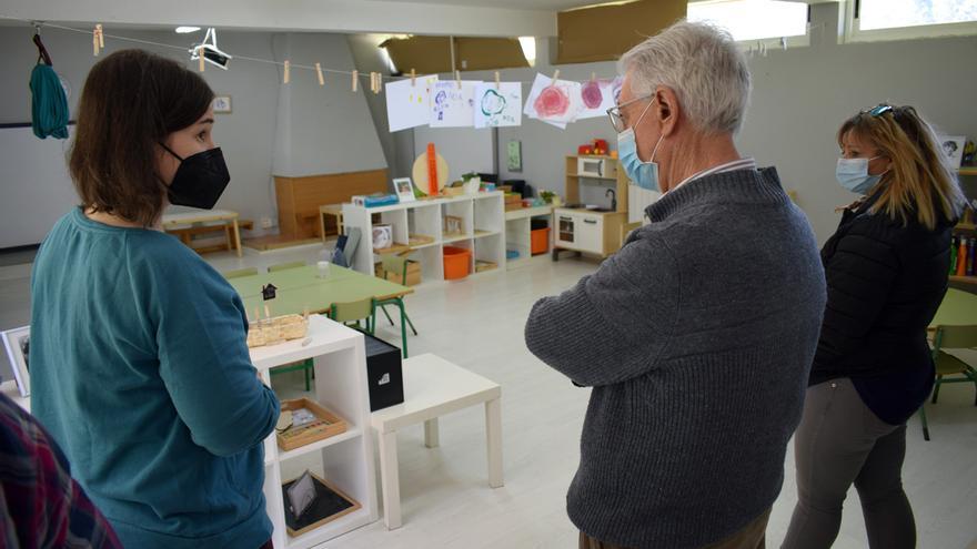 El alcalde y la concejala en una de las escuelas rurales.