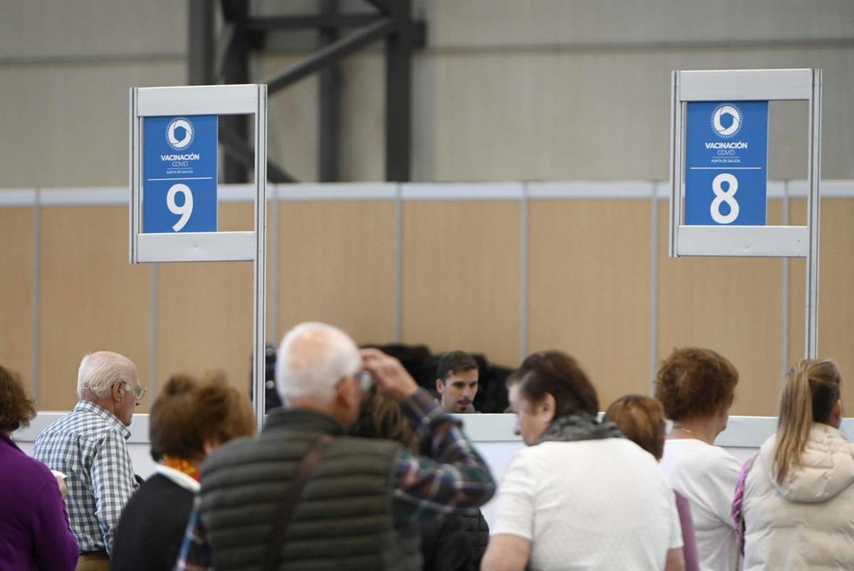 Inicio de la campaña de vacunación de gripe en Vigo, en el recinto ferial.