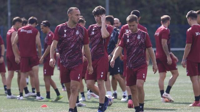 Santamaría, Frechilla y Cayarga, en primer término, durante el entrenamiento de ayer en La Toba. | MIKI LÓPEZ