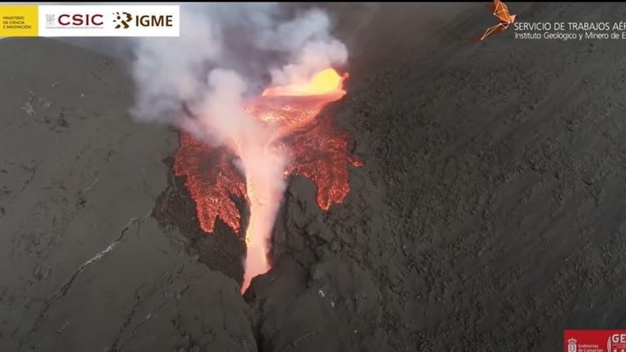 Un derrame de lava en el volcán de La Palma amenaza con cortar la carretera de acceso a Puerto Naos