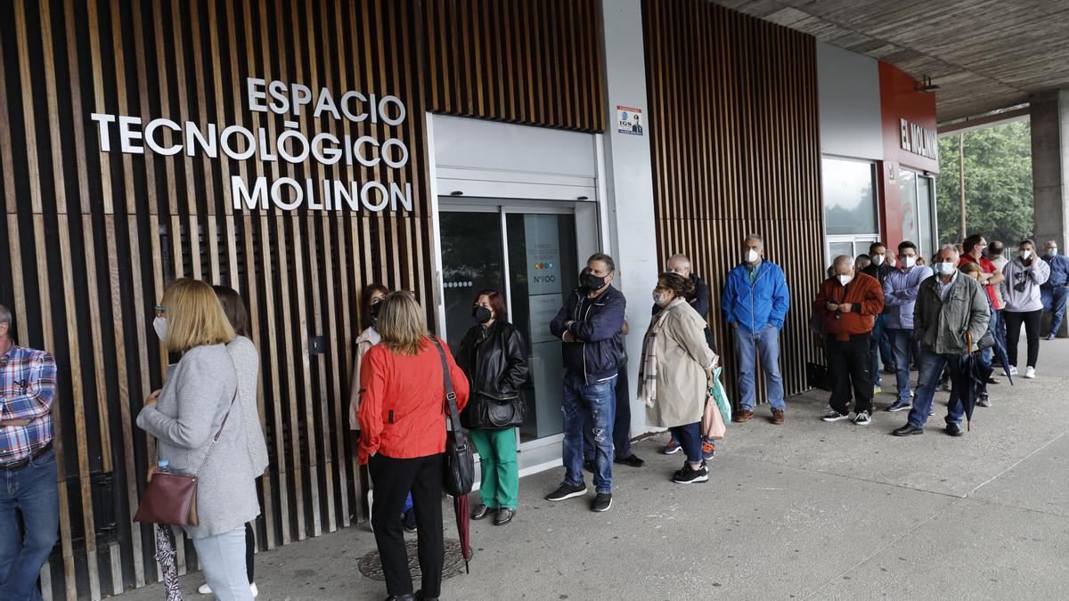 Colas para vacunarse en El Molinón