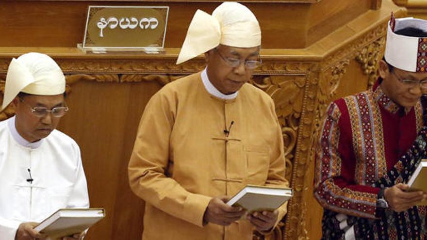 El presidente birmano, Htin Kyaw, durante su investidura