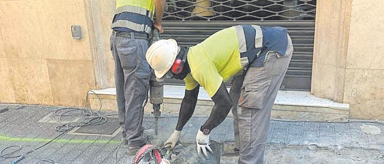 Unas obras sin avisar  en Sant Nicolau frente a comercios.