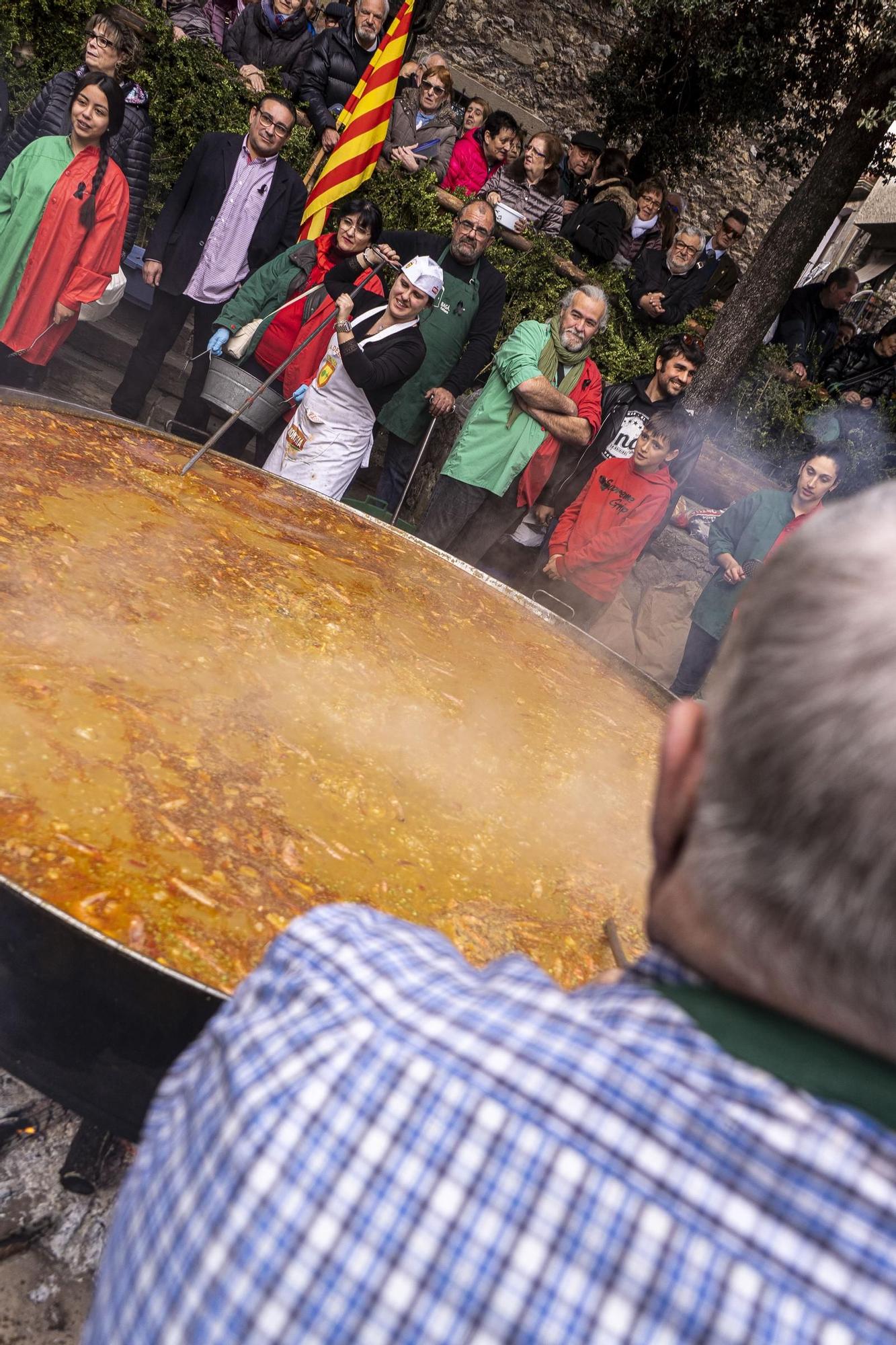 Bagà cuina el seu popular arròs per 2.500 persones