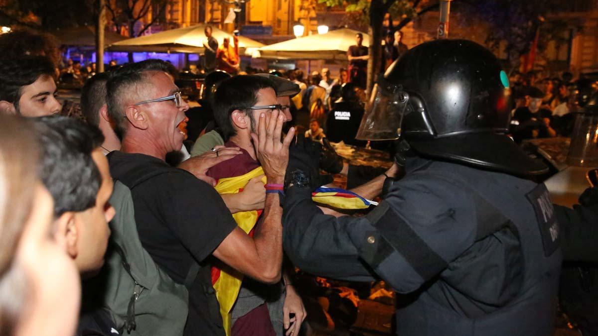 Hoy, un año después, el independentismo vuelve a la Conselleria para reclamar la libertad de los políticos encarcelados.