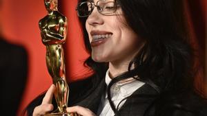 Billie Eilish, en la ceremonia de los Oscar, con la estatuilla dorada.