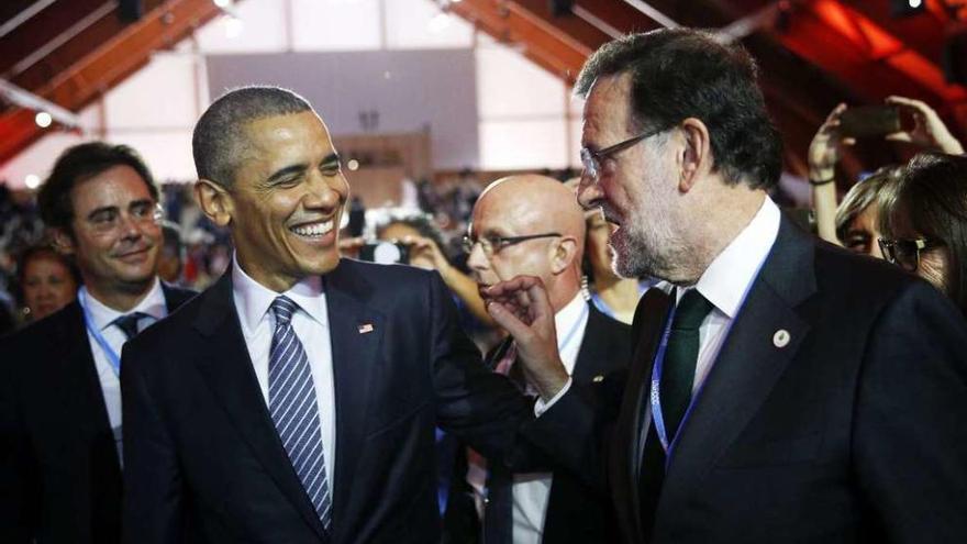 Barak Obama y Mariano Rajoy charlan durante la cumbre COP21 de París. // Efe