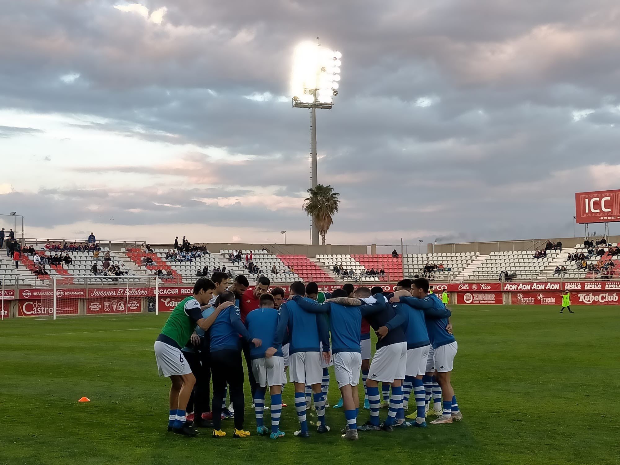 Los jugadores del Alcoyano se conjuran antes del comienzo del partido en el Nuevo Mirador de Algeciras.
