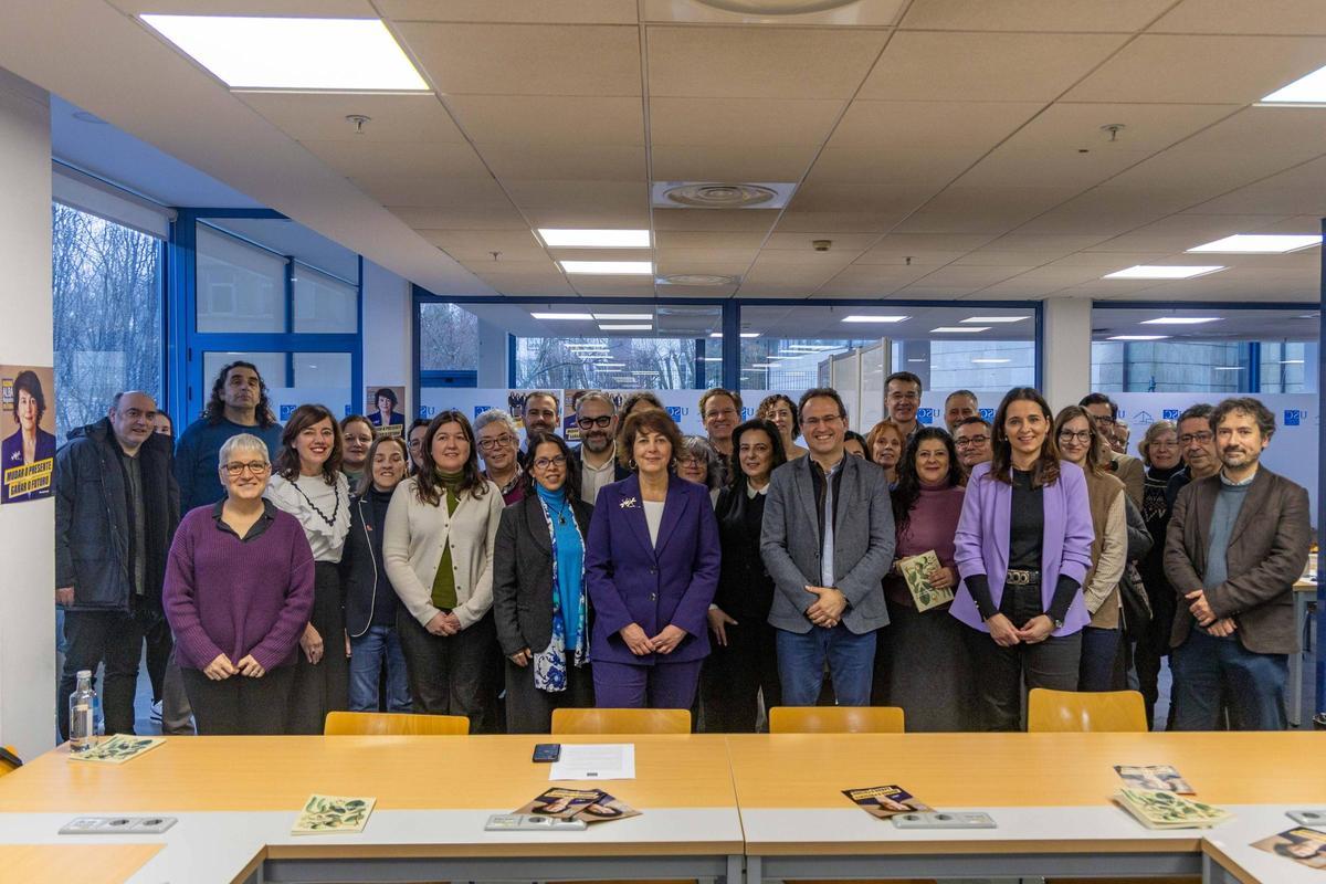 La candidata a rectora de la USC, Alba Nogueira, en el centro, en el acto de cierre de campaña.