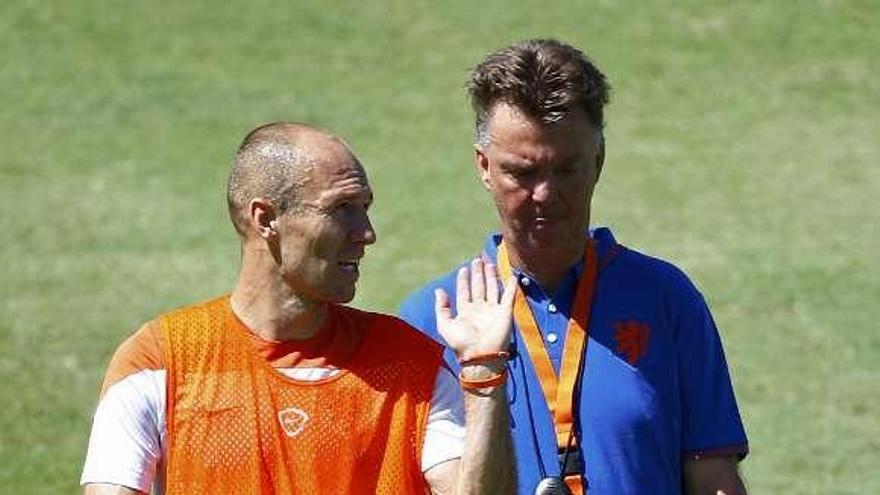 Robben y Van Gaal conversan en el entrenamiento de ayer.