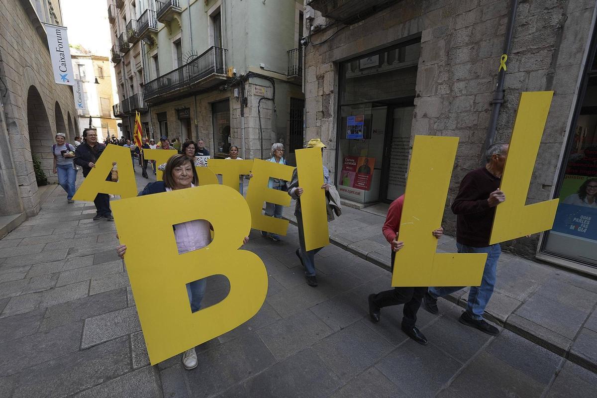 L'ADAC canvia de seu i fa moure les lletres de la paraula Llibertat pel Barri Vell de Girona