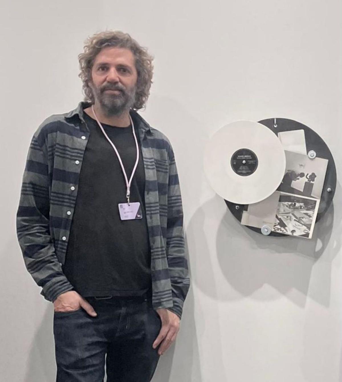 A la izquierda, por la derecha, Pablo I Prada, la galerista Alice Wood, Henry Illes y Blanca Prendes. Sobre estas líneas, una obra de Ruth Álvarez presente en Hybrid con Lucía Dueñas. |