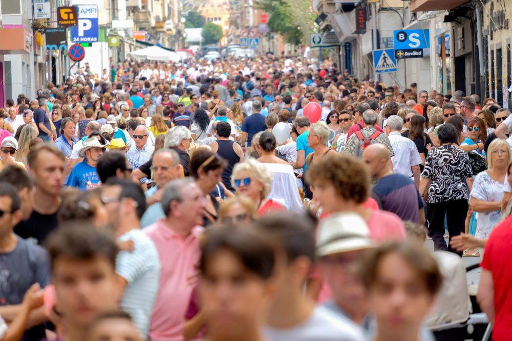 Multitudinaria participación en la tradicional carrera del Ayuntamiento a la plaza Castelar con motivo de la festividad de la Virgen de la Salud