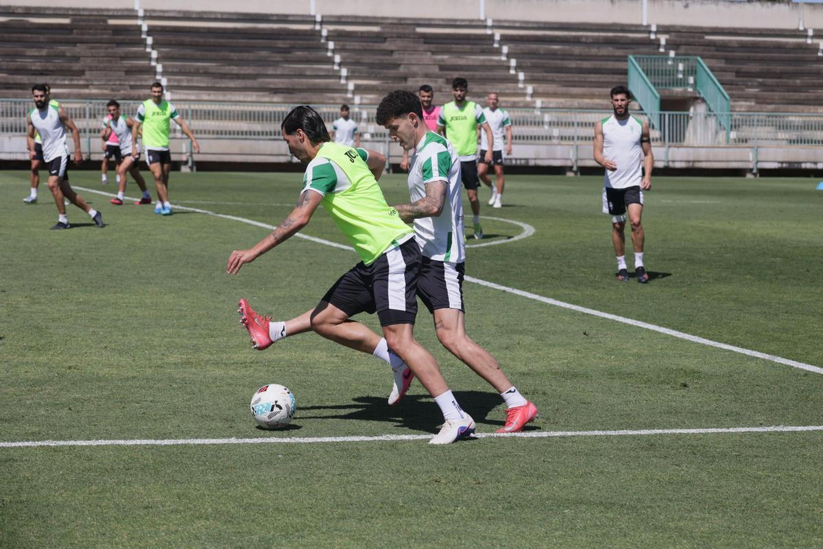 Acción entre Sergi Guardiola y Trilli durante un entrenamiento del Córdoba CF esta semana.