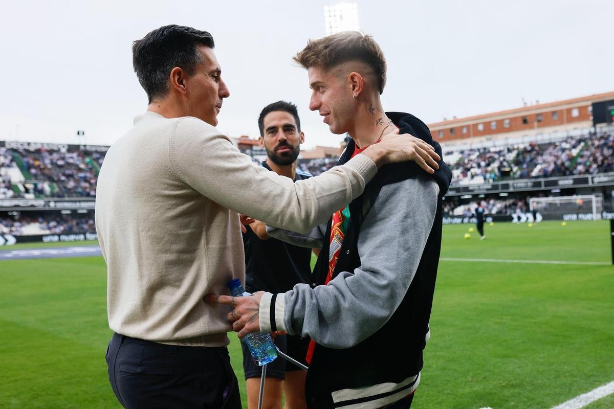El abrazo de Haralabos Voulgaris y Raúl Sánchez, en la visita de éste, el 15 de noviembre del 2025, al SkyFi Castalia.