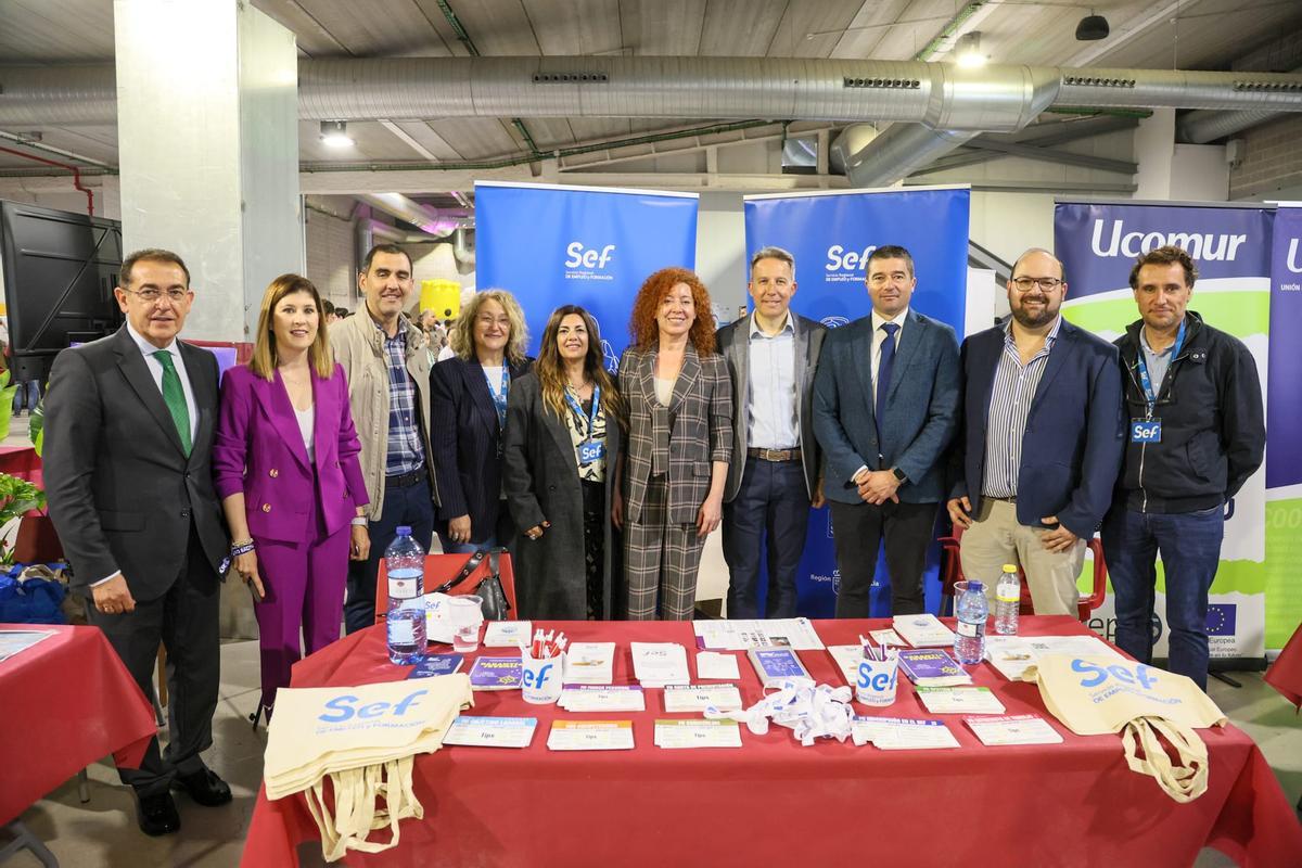 La comitiva inaugural en el stand del SEF.