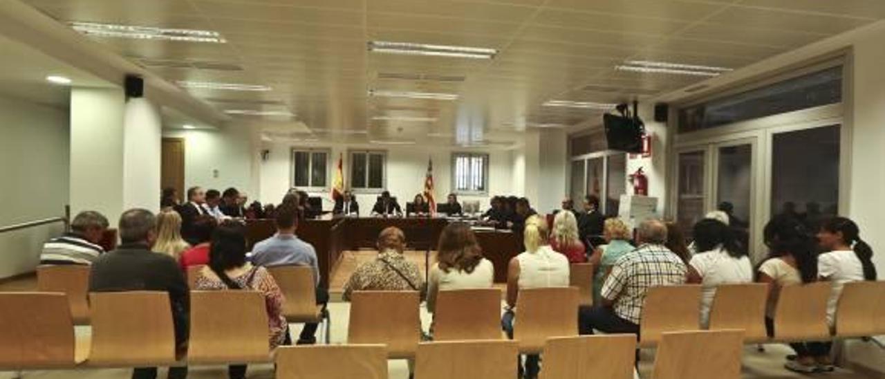 Los acusados ayer sentados en el banquillo antes del juicio.