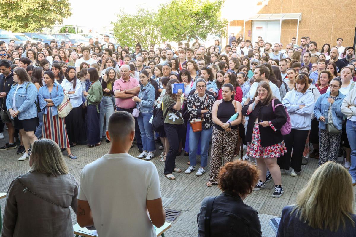 Aspirantes a las oposiciones de Educación del año pasado, en el IES Lamas de Abade de Santiago de Compostela, uno de los centros de Galicia donde se celebraron. EXAMENES. OPOSITORES. INSTITUTO DE EDUCACION SECUNDARIA