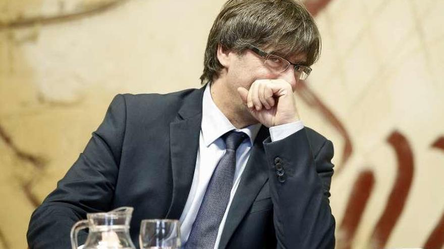 Puigdemont, ayer, en la reunión semanal del Gobierno catalán. // Efe