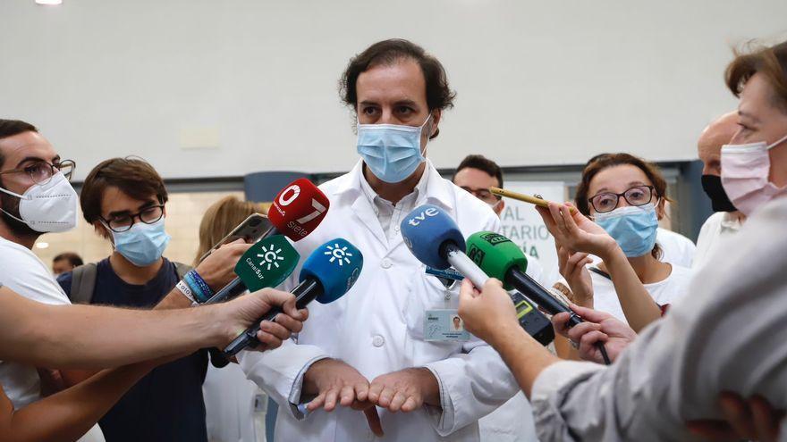 El doctor Eduardo Agüera, especialista en Neurología del hospital Reina Sofía e investigador del Imibic, atendiendo este miércoles a los periodistas.