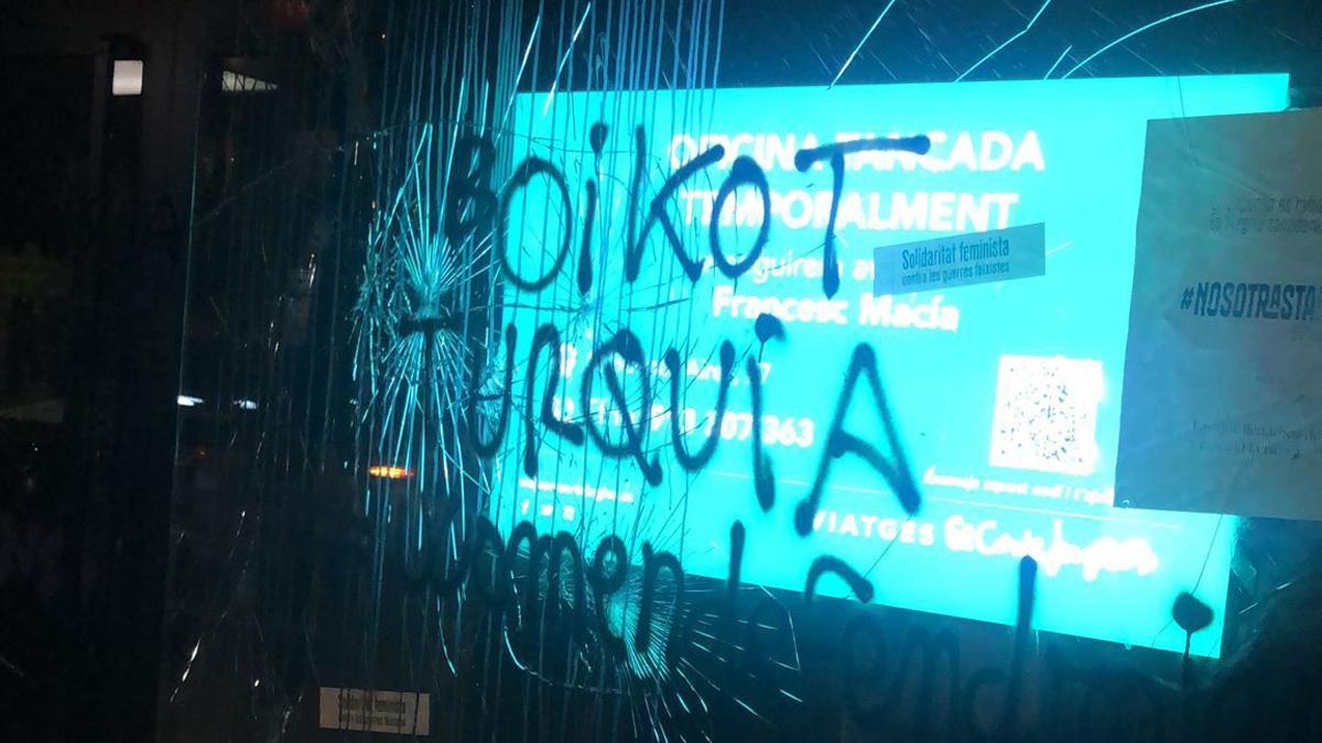 Actos vandálicos contra una oficina de El Corte Inglés