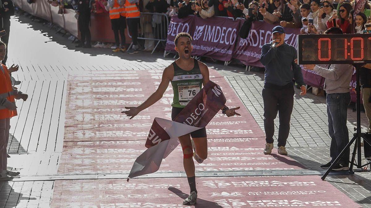 Juan Ignacio Grondona celebra la victoria en la Media Maratón de Córdoba del 2025.