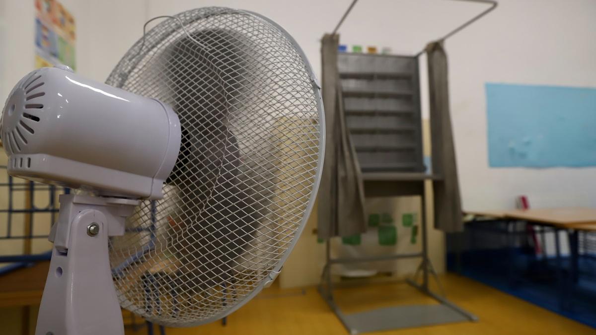 El Ayuntamiento de Córdoba instaló aparatos de aire acondicionado portátiles y ventiladores en más de 40 colegios electorales para la jornada del 23J.